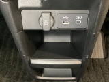 アクセサリーソケットはUSBのアダプターなどをつければ、スマホの充電にも使えます。横にはナビゲーション用の外部入力やスマートフォンなどの充電可能なUSB端子が1個づつついています。