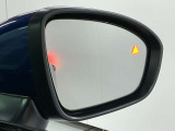 【後側方車両検知警報】後側方を走行する車両を検知すると、サイドミラー周辺のランプが点灯します。ウィンカーを操作すると、音とともにサイドミラー周辺のインジケーターが点滅し警告します。