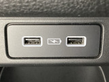 リアダクトの下には充電可能なUSB端子が2個ついています。移動中に充電もできるので便利です。