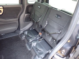◆チップアップ&ダイブダウン機構付【ULTR SEAT】は後席座面を左右分割で跳ね上げることができます。トランクで積載できない背の高い荷物をラクラク収納できます。ホンダ車ならではの人気装備です。