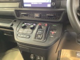 運転席周辺のスマートなレイアウトが、操作のしやすさを実現。快適なドライブをサポートします。