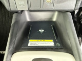 【ワイヤレス充電器】対応スマートフォンを置くだけで手軽に充電ができるワイヤレス充電器を装備♪ケーブルを接続する手間がなく、車内もスッキリ快適です☆