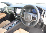 インストルメントパネルは僅かに運転席側へと傾けられているほか、余計なスイッチ類を可能な限り排し、運転に集中しやすい環境を造り出しています。