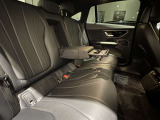 メルセデスのシートは少し硬めになっております。長時間の運転の際、適度な反発があることでお尻や腰の負担を減らす効果が御座います。