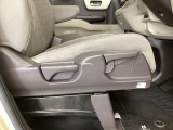 【前席】運転席にはシート高を調整できるハイトアジャスターが装備され、幅広いシートポジションの設定が可能になっております♪
