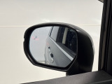 斜め後ろの車の存在をマークでお知らせ。車線変更するときに助かりますね。