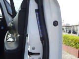【セーフティーイルミネーション】乗降時、後方からくる車やバイクへの注意喚起に役立ちます。