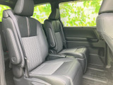 快適な空間で、家族みんなでゆったりと過ごせます。後部座席の乗降性も高く、使い勝手が良好です。広々とした空間が魅力です。