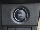 カギをカバンやポケットに入れたままでも、ドアロックの開閉やエンジンの始動ができるスマートキー。乗り降りの度に鍵を取り出す手間から解放されます。