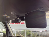 大型サンバイザーで日差しをしっかり遮り、快適な視界を確保。運転時の眩しさを軽減します。