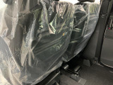 【格納式シートバックテーブル】車内でのお食事などで活躍♪カップホルダーも備えています。