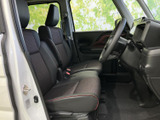 使い勝手の良いドア内側の収納スペースは、ちょっとした荷物を収納するのに便利です。手入れの行き届いた内装が、快適な空間を演出します。