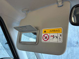 助手席のサンバイザーにもミラーがついております。