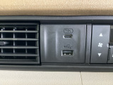 USB入力端子付いています。USBメモリを接続して音楽ファイル、画像ファイル、動画ファイルなどをナビ画面で楽しめます ※一部のディスプレイオーディオ、CDチューナーの場合は音楽ファイルのみとなります