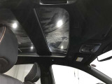 開放的なサンルーフ付き。
