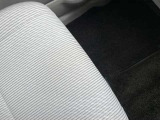 助手席下に小物入れあります。MAX2kgまで入れられます