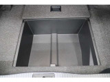 ラゲージスペースには床下収納を備えています。洗車用品や靴などを入れておけて便利ですよ。
