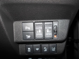 運転席の手元で両側のスライドドアの開閉操作が可能です。