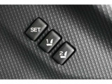 運転席シートポジションメモリー機能 : リフター、チルト、リクライニングの各ポジションを自動的に再現できます。