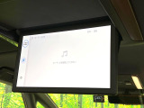 【14型有機ELフリップダウン】三列目からでも迫力のエンタメが観れる大画面フリップダウン。有機ELのモニターでは、一般的なフリップダウンよりも高コントラストでキレイな映像を楽しめます。