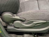 運転者の体格に合わせて運転席の座面の高さ調整ができるシートリフターが付いてます