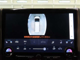 パノラミックビューモニター付きです。車両を上から見たような映像をディスプレイオーディオ画面に表示。運転席からの目視だけでは見にくい、車両周辺の状況をリアルタイムでしっかり確認できます。