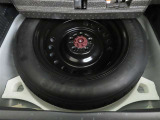 応急用スペアタイヤを装備しております。