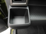 カップホルダーは運転席や助手席からちょうど手の届く位置です!!