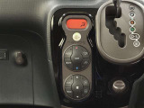 オートエアコンで車内も快適です。冬や雨の日の室内の結露防止等コンディションに加えて、冷え過ぎ、暖め過ぎに因る燃費を悪化を防ぎます。一度、温度を設定すれば自動的に過ごし易い温度に調整してくれますよ。
