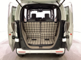 開口部も広く荷物の積み下ろしもしやすいお車となっております。シートの背もたれは5:5の割合で背もたれを可倒でき、前後のシートスライドもできるので荷室をひろげることができます。