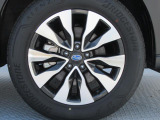 純正18インチアルミホイール。 タイヤサイズは225/60R18
