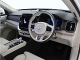 インストルメントパネルは僅かに運転席側へと傾けられているほか、余計なスイッチ類を可能な限り排し、運転に集中しやすい環境を造り出しています。