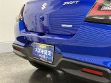 【後退時ブレーキサポート】リヤバンパーに4つの超音波センサーを内蔵し、車両後方にある障害物を検知。透明なガラスなども検知でき、コンビニの駐車場などでの衝突回避をサポートします。