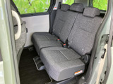 後部座席への乗り降りもスムーズに行えます。家族での使用にも最適で、快適なカーライフをサポートします。