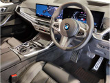 BMWの運転席はドライバーオリエンテッドという構造を採用。ドライバー目線の操作がしやすい設計になっており、ドライブ中にも目線の移動が少なく運転中にも簡単に操作ができます。
