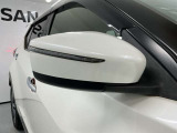 【ドアミラー】主な役割は、運転席からは見えない車の側面や斜め後方の状況を確認し、安全な運転をサポートすることです。車線変更・後続車両の確認・そして死角の低減に貢献します。