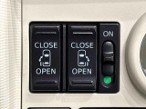 両側パワースライドドアになっています。車内のスイッチで操作できるほか、車外からはワンタッチオープン、リモコン操作で予約ロック機能が操作できます。
