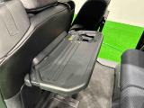 飲み物や食べ物を気軽に置ける格納式シートバックテーブルを、運転席と助手席の背もたれにご用意。車内の休憩も快適です!