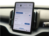 パイロット・アシストは、さまざまなシーンであなたをサポート。例えば、車線変更の際には、レーンチェンジ・アシスト(車線変更支援機能)がステアリング操作をサポート。車線変更のストレスを軽減します。