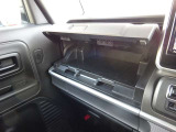 【インパネアッパーボックス 】運転席・助手席からアクセスしやすく、ティッシュボックス、メガネケース、ポーチなどの小物を収納するのに適しています。