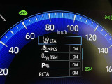 隣車線を走る車両をレーダーで検知し、ドアミラーでは確認しにくい後側方エリアに存在する車両に加え、急接近してくる車両も検知します。車両を検知するとドアミラーに搭載されたLEDインジケーターが点灯します。