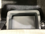 助手席アンダーボックスは運転用の替え靴や、車内に常備しておきたい子供用品、着替えた服などが収納できて便利です。女性に嬉しい収納スペースです