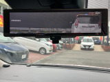 インテリジェントルームミラーです。人や物で視界が遮られてても、車体後部のカメラ映像に切り替えることにより、クリアな後方視界を実現しています。