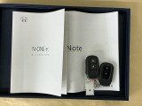メンテナンスノート【点検整備記録簿・保証書】、取説も揃ってます。スマートキーはバッグなどにしまったままボタン操作でエンジン始動・停止やハイブリッドシステムの起動や停止ができて大変便利です