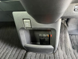 運転席と助手席間の足もとに収納ポケットとアクセサリーソケットを装備♪専用のカーチャージャーを挿すことで運転しながらスマホなどの機器も充電していただけます!