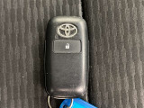 ドアの開閉時、両手が荷物で塞がっている時はキーレスでのカギの解除が大変ですよね。スマートキーはポケットやバッグに入れておけば、ノブに触れただけでロックの解除が可能です。とても便利な機能です。