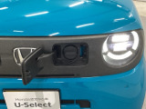 急速充電は車内のボタンを操作して開け、あとは充電コネクターを差すだけで充電開始します。簡単な充電操作と、フタの開け方を変えることで差し間違いを防げる安心感。