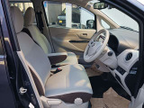 運転席側から観たフロントシートのイメージです。