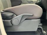 運転席はご自身の適切な運転ポジションへ移動可能なラチェットが付いております。
