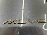 バックドアに車名エンブレムを装着しています。